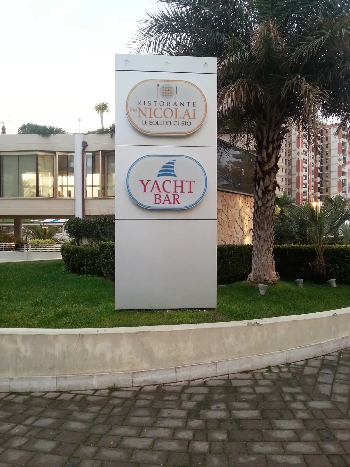 produzione totem luminosi bari